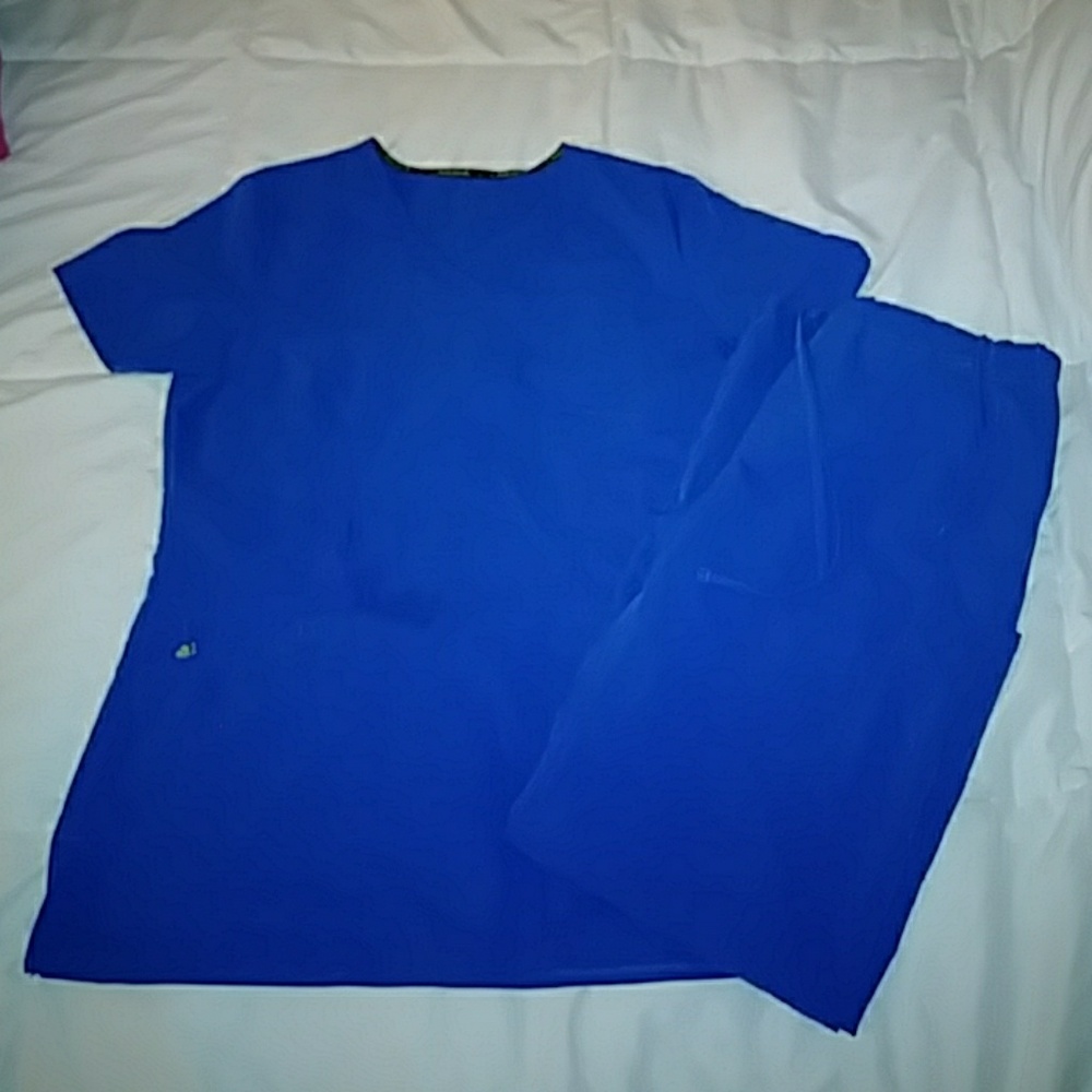 Careisma scrub set